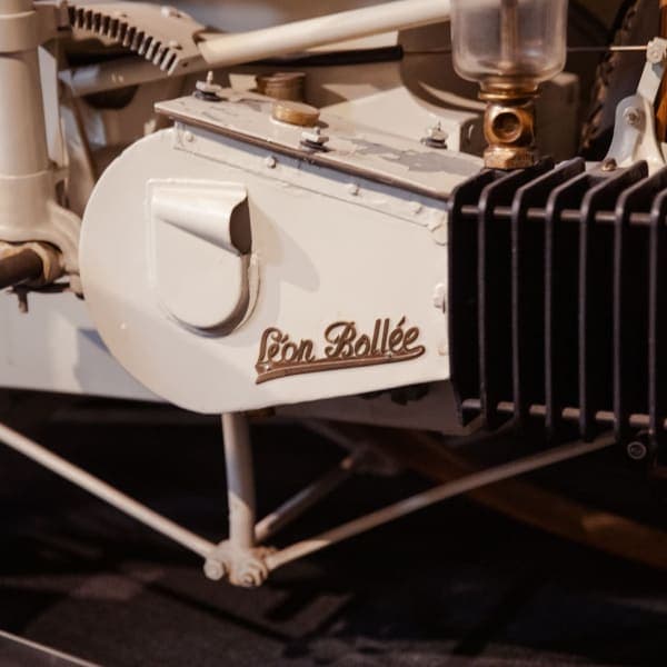 Léon Bollée — script in copper